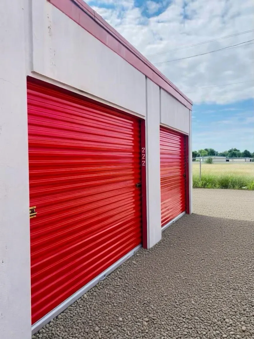 Storage units along the drive aisle in Yukon, OK